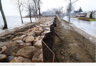 illustration Québec : digues temporaires contre les inondations 