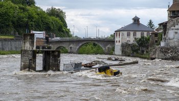 illustration Inondations à Saint-Lizier dans l'Ariège après la rupture d'une digue en raison de la montée brutale du Salat
